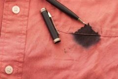 11 способов вывести пятна чернил от ручки с цветной одежды