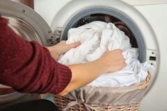 Как стирать белое белье в стиральной машине, чтобы оно было белоснежным