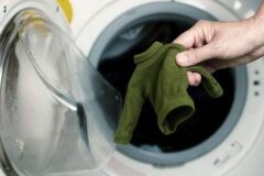 Инструкция: как правильно стирать шерстяной свитер в стиральной машине и вручную
