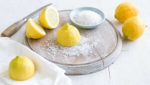 вывести пятно от чернил с помощью соли и лимонного сока