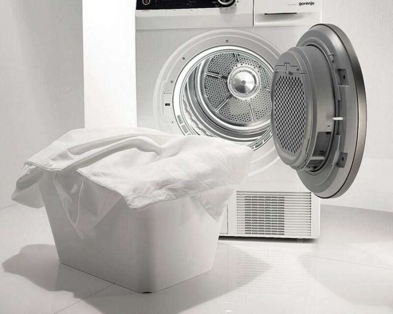 Загрузка белого белья в стиральную машину