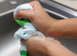 удалить пятна на кухонных полотенцах хозяйственным мылом