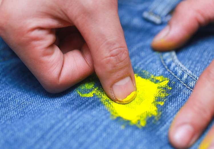 вывести пятно от краски с джинсов