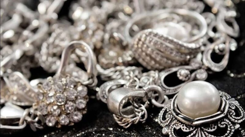 Защитить серебряные и металлические изделия от потускнения и ржавчины при помощи силикагеля