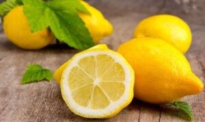 избавиться от накипи в утюге с помощью лимона
