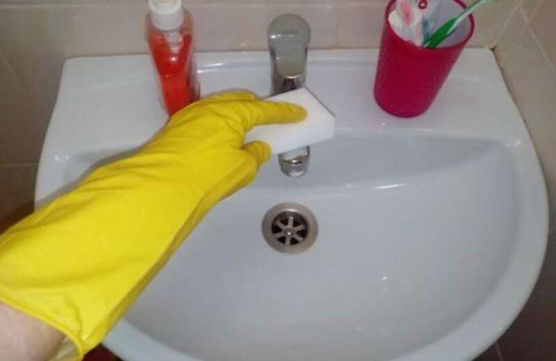 помыть ванну меламиновой губкой