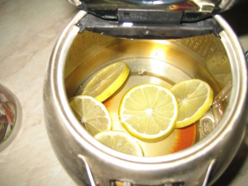 чистка чайника свежим лимоном