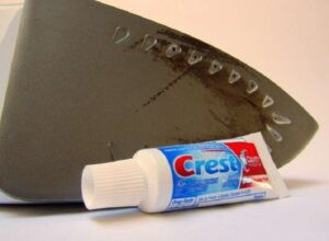 почистить утюг зубной пастой