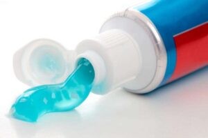 убрать пятна от пота под мышками зубной пастой