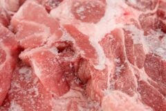 Как правильно нужно оттаивать замороженое мясо в домашних условиях?