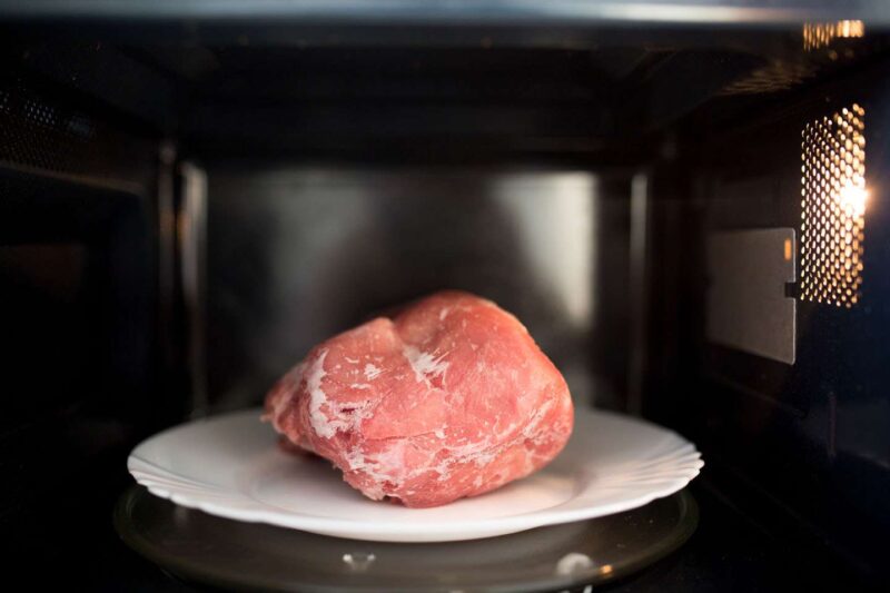 быстро и правильно разморозить мясо в микроволновке