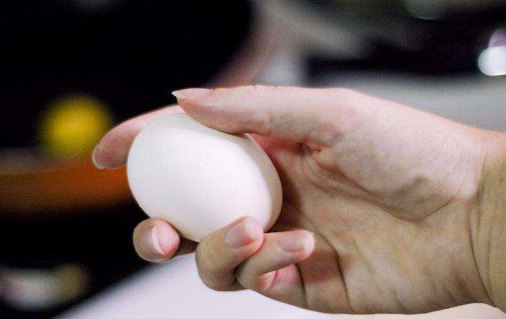 Определение свежести яиц при встряске