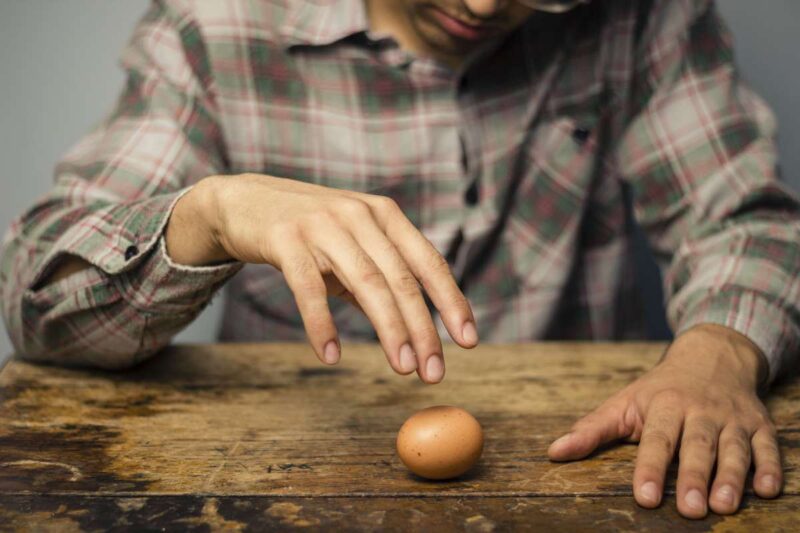 Какое яйцо крутится вареное или сырое