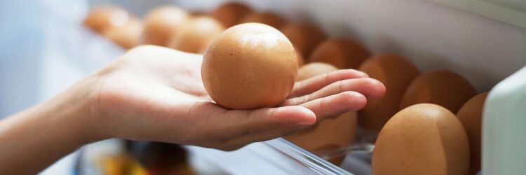 Сколько хранятся сырые яйца в холодильнике и при комнатной температуре?