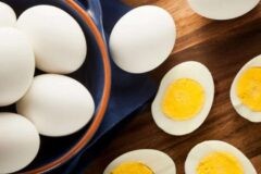 как проверить вареное яйцо или сырое