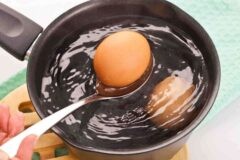 Сколько можно хранить вареные яйца в холодильнике и при комнатной температуре?
