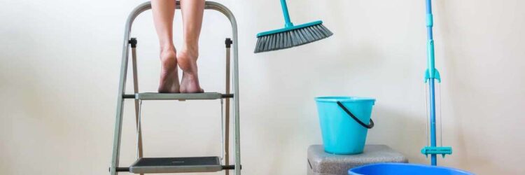 Как мыть без разводов потолок, покрашенный водоэмульсионной краской?