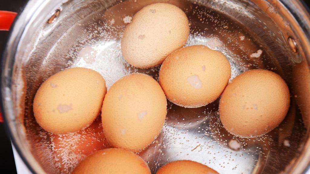 варить яйца в кастрюле