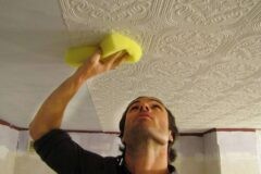 Как помыть потолок из плитки пенопласта