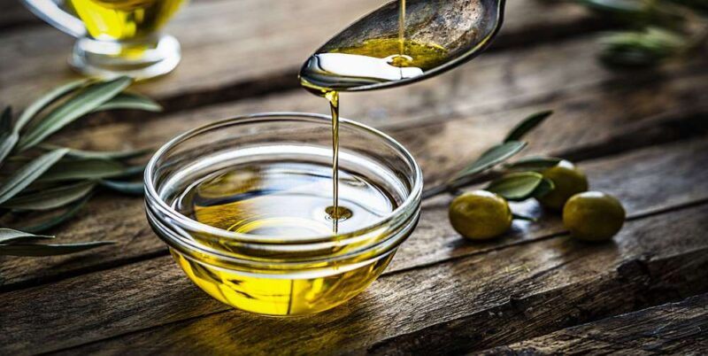 устранить царапины на ламинате оливковым маслом