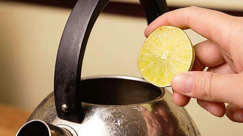 Прокипятить чайник для плиты перед первым использованием с лимоном