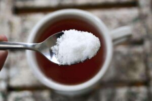чай с солью поможет очистить зеркало без разводов