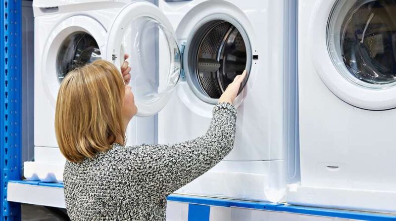 Покупатель выбирает стиральную машину