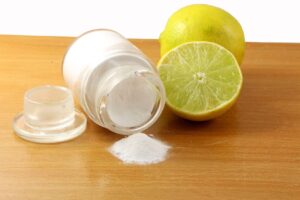 Пищевая сода и сок лимона справятся с очищением силиконовой формы от нагара и жира 