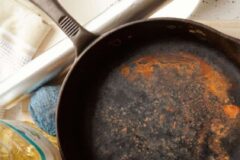 Как убрать ржавчину с чугунной сковороды в домашних условиях быстро и эффективно