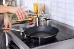Как правильно прокалить чугунную сковороду перед первым применением в домашних условиях