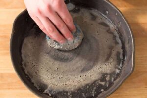 Механический способ очистки от ржавчины чугунной сковороды