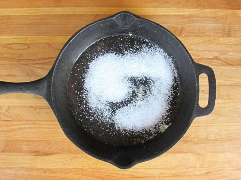 Прокаливанье чугунной сковороды солью и маслом