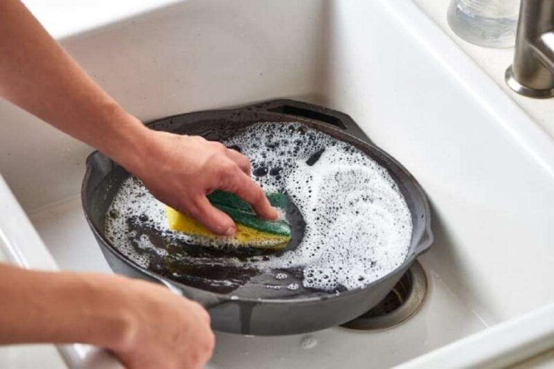 Мыть титановую сковороду