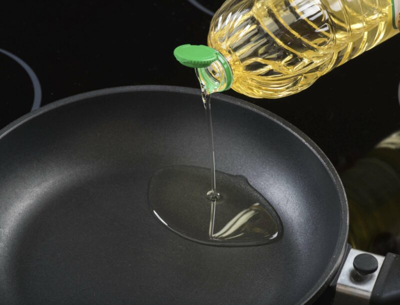Рафинированное масло больше подходит для жарки на сковороде