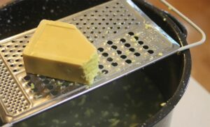 Хозяйственное мыло удалит грязь внутри микроволной печи