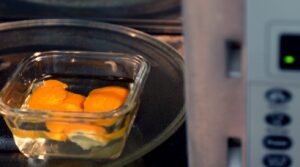 Апельсиновые корки устранят запах в микроволновке