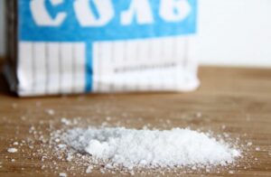 Соль удаляет запах из микроволновки