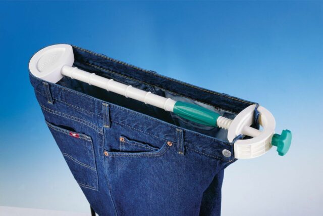 Растягивание джинсов расширителем