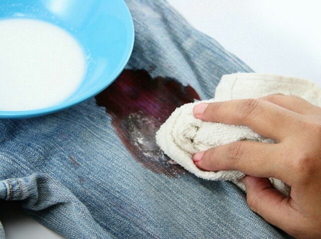 Соль удаляет пятна крови с джинсов