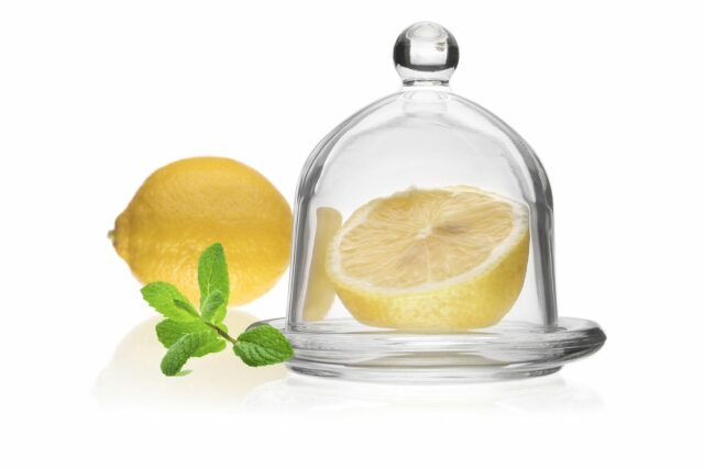 Разрезанный лимон в лимоннице