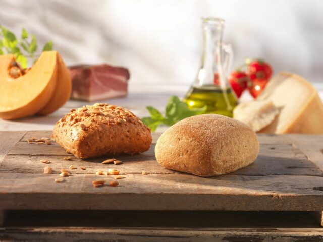 Свежий хлеб на столе