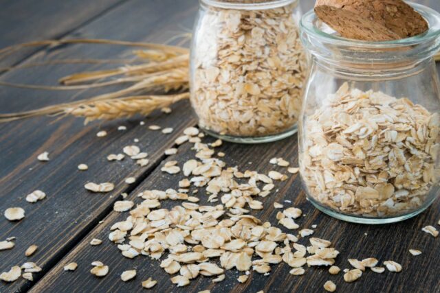 Банка с овсянкой и геркулесом