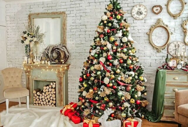 Украшенная искусственная елка дома