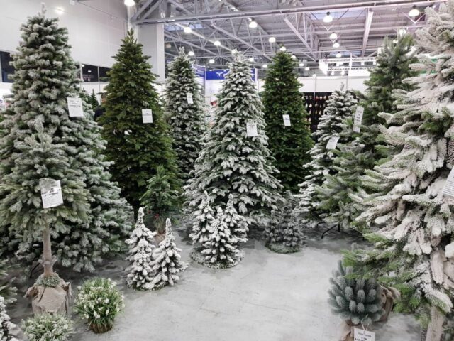 Большой выбор искусственных елок в магазине