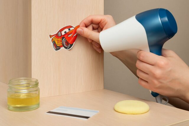 Нагрев позволяет бережно снять наклейку с поверхности