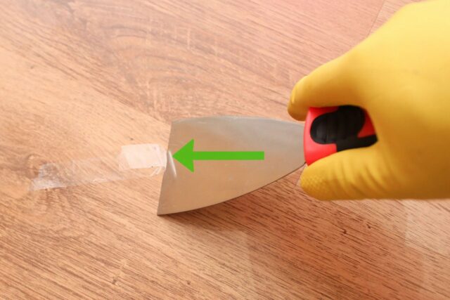 При неосторожном удалении клея от наклейки можно поцарапать пол