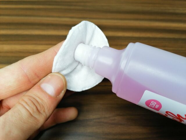 Бытовая химия поможет справиться со следами клея от наклейки