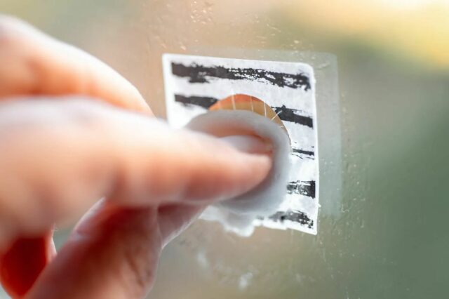 Убрать клей от наклейки со стекла стоит при помощи специальных средств