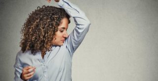 как избавиться от запаха пота на одежде