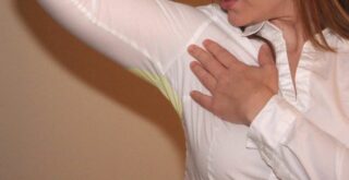 Как вывести пятна от пота под мышками